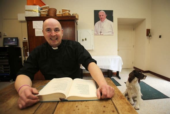 La estrella del momento en Irlanda es un cura católico de 37 años que se convirtió por una noche en boxeador para recaudar fondos por una buena causa y cuyos vídeos de preparación se han convertido en un fenómeno de masas en todo el país.