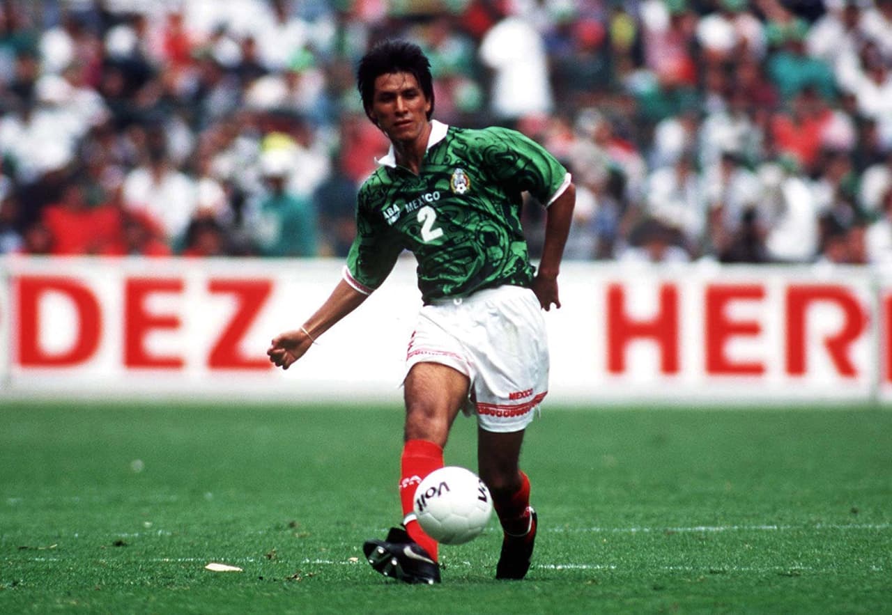 Claudio Suárez 'El Emperador' sigue siendo el líder de nuestra lista gracias a los 177 partidos que disputó. Fue parte del TRI en 3 Copas del Mundo (Estados Unidos 94, Francia 98 y Alemania 2006).