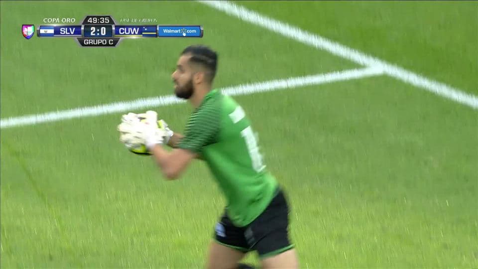 Gillian Justiana saca de banda y pone el balón en juego