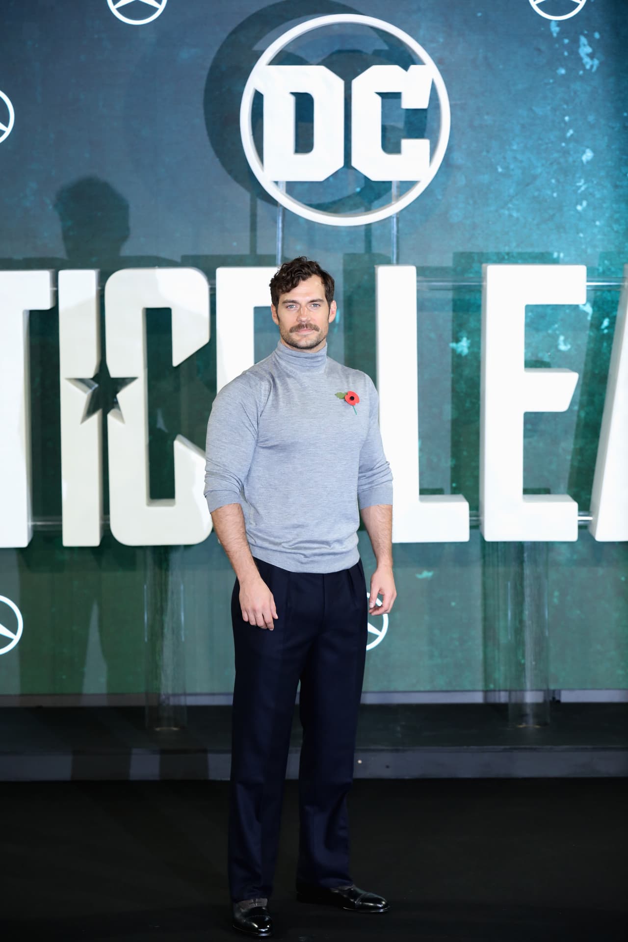 Posteriormente, Cavill compartió una imagen junto con su novia jugando ajedrez en Instagram.