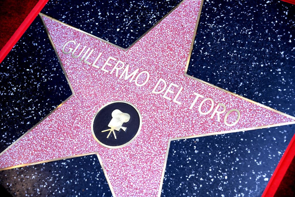 Otros mexicanos que comparten este honor son: Guillermo del Toro, Juan Gabriel, Pedro Infante y Eugenio Derbez, entre otros.