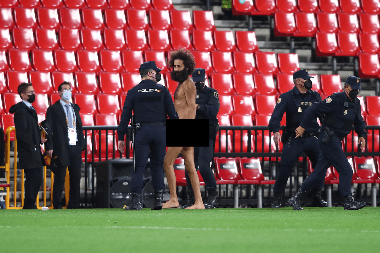 Aparece hombre desnudo en pleno partido de Granada-Manchester United