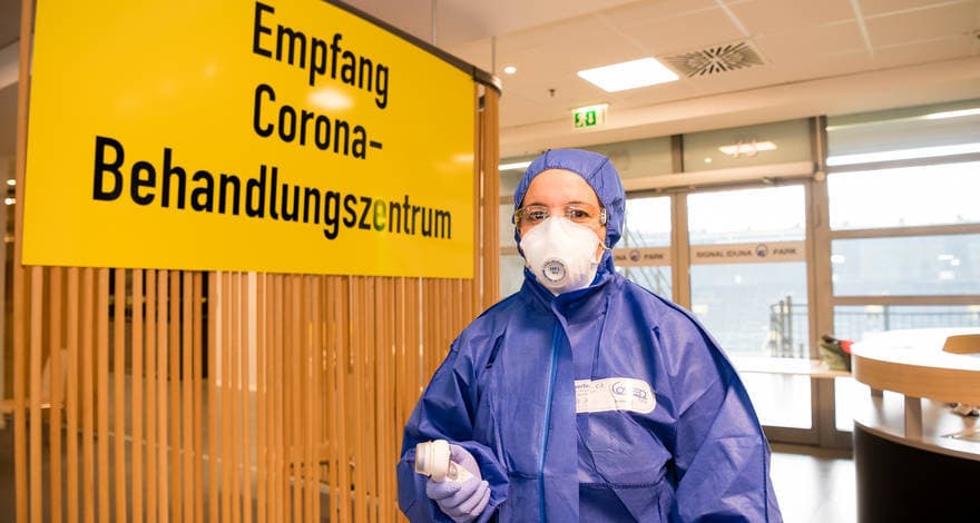 El Borussia Dortmund, anunció el pasado viernes que proporcionará la tribuna norte del estadio de fútbol más grande de Alemania para pruebas de coronavirus y atención de pacientes de COVID-19.