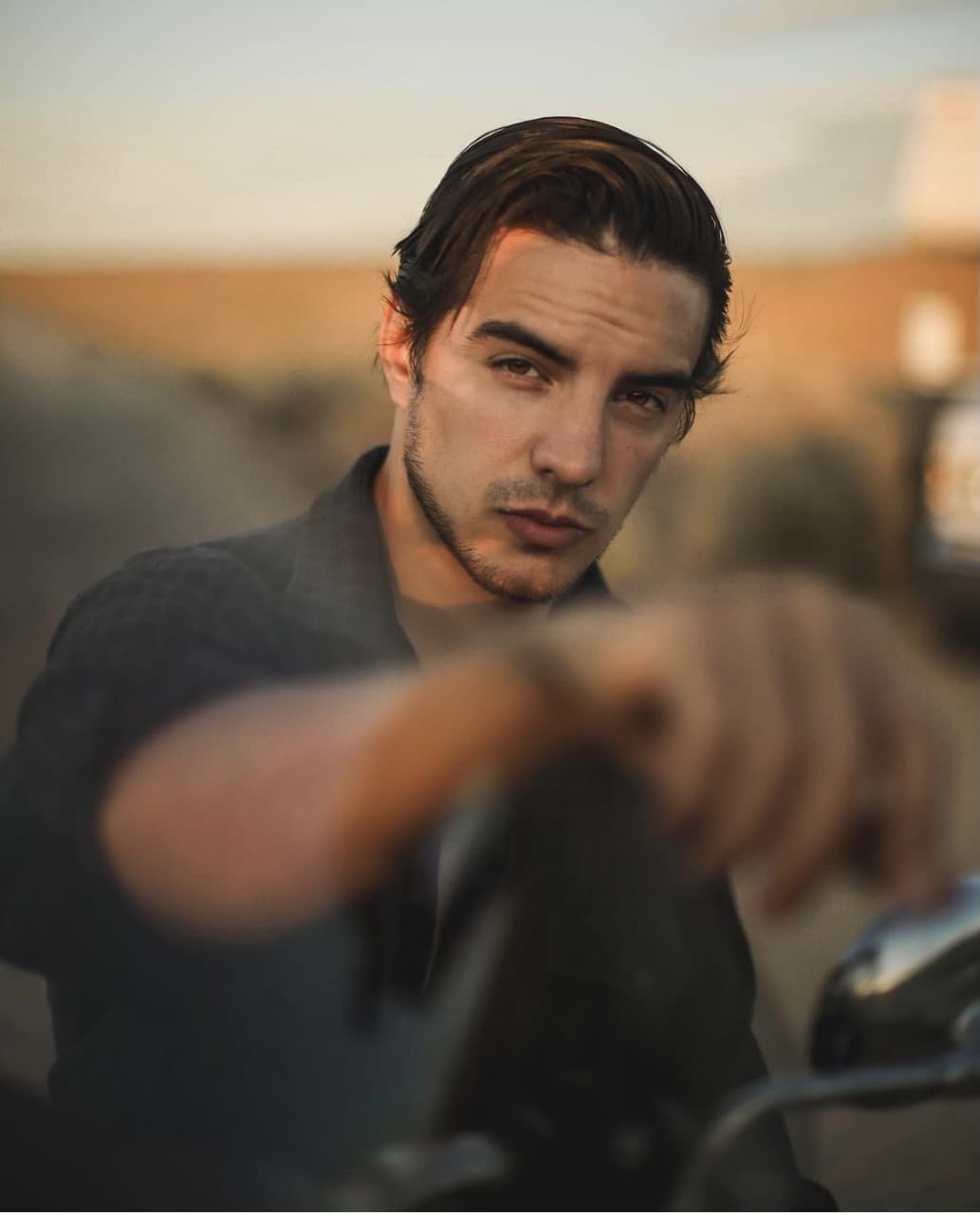 Esto se debe a que con sus personajes llega a tener un carácter relajado y creativo fuera de las cámaras.
<br>