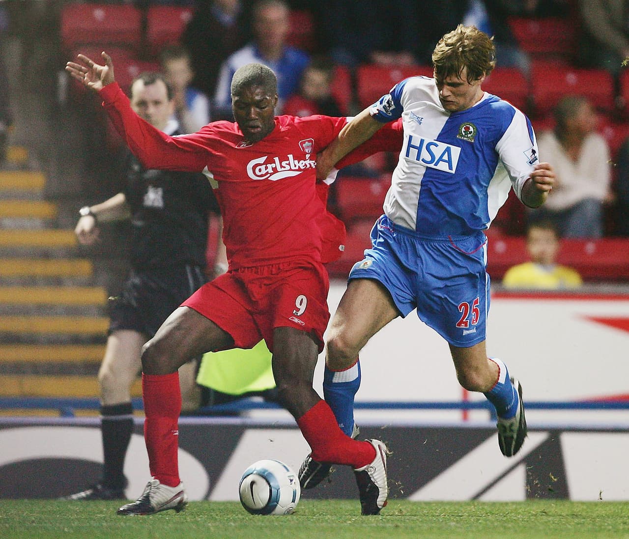 La eterna promesa de Francia, Djibril Cissé, se rompió la tibia y el peroné de ambas piernas entre 2005 y 2006. La primera fue con el Liverpool jugando contra el Blackburn Rovers.