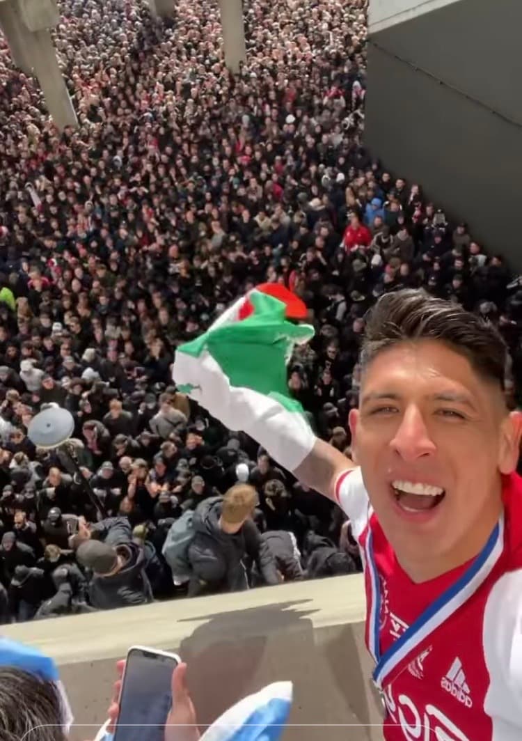 Edson Álvarez festeja con fans de Ajax y dedica emotivo mensaje