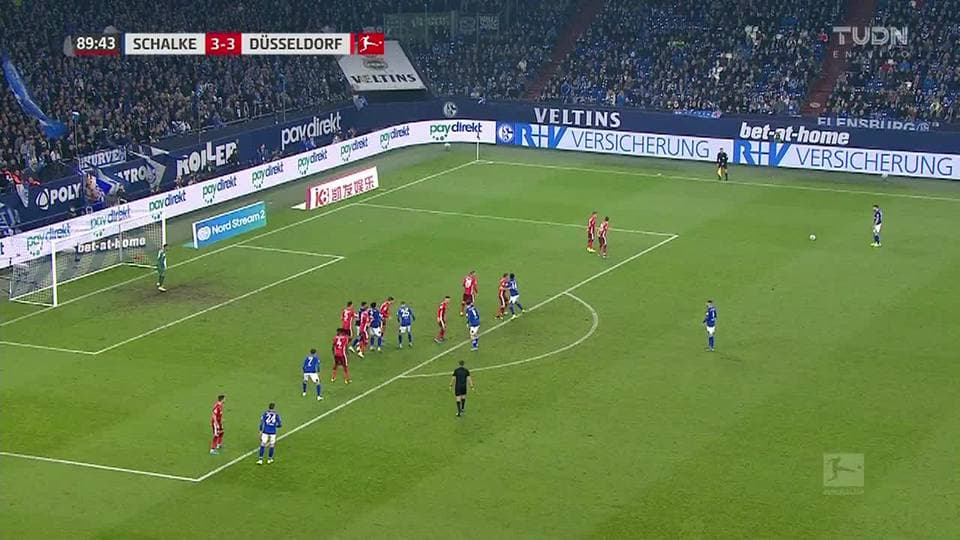 Tiro desviado de Mark Uth