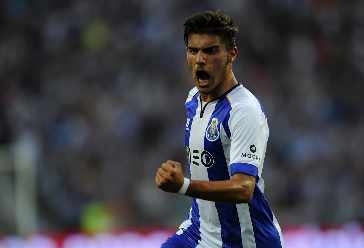Rubén Neves es un mediocampista portugués de apenas 19 años que juega en el Porto y podría ser una apuesta para el nuevo proyecto de Mourinho en la Premier League. Aunque es muy joven y no tiene el cartel de otras figuras, sería más accesible y es una joya en el país de origen del nuevo timonel de los 'Diablos Rojos'.