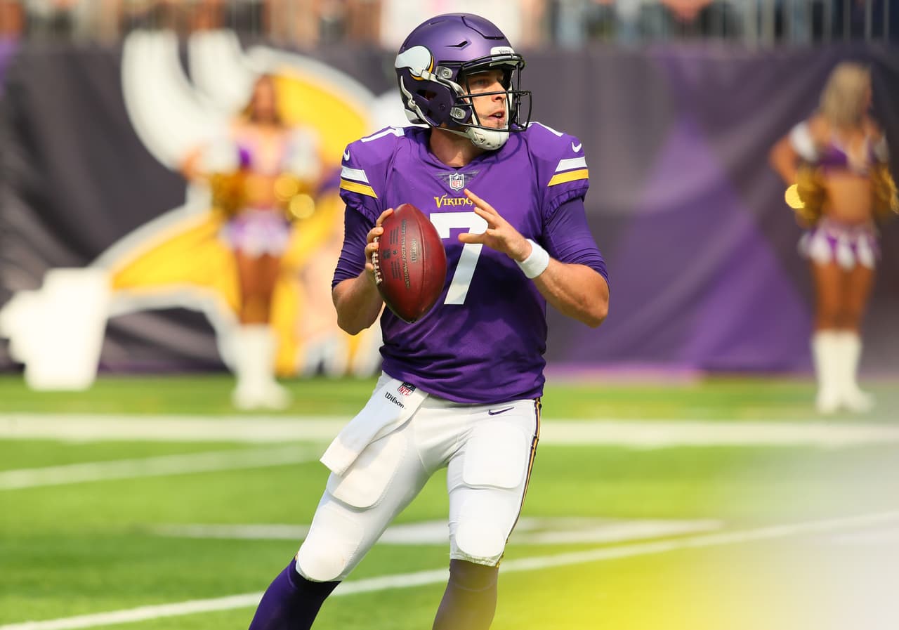 Case Keenum, mariscal de campo de los Vikingos de Minnesota, tuvo 25 pases completos en 33 intentos para 367 yardas y 3 pases de anotación.