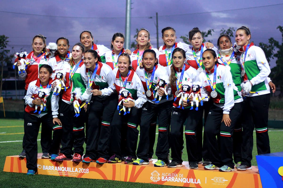 El equipo mexicano celebra su medalla de plata obtenida en el hockey sobre hierba.