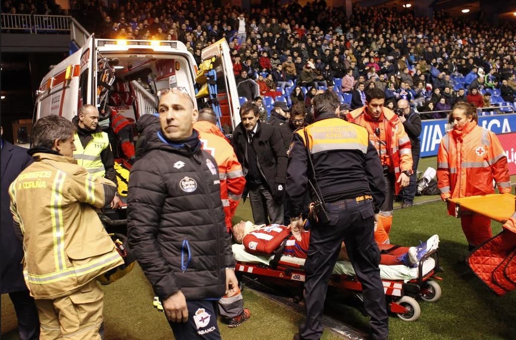 El público en el estadio y los propios agentes de auxilio mostraban rostros de gran preocupación por la salud de Fernando Torres.