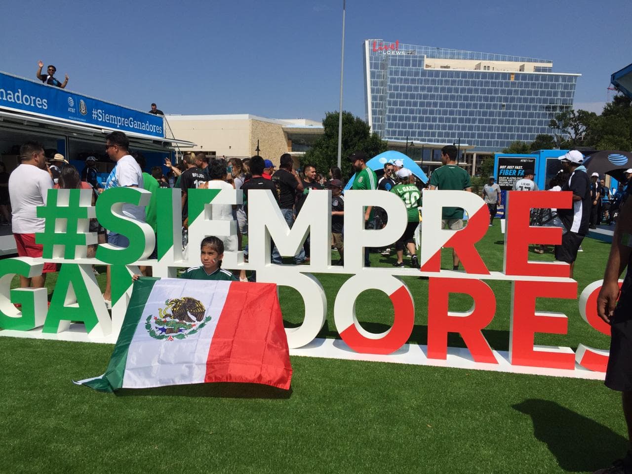 Los fanáticos mexicanos colmaron los alrededores del AT&T Stadium de Arlington, Texas, antes del juego amistoso del Tri contra Ecuador.