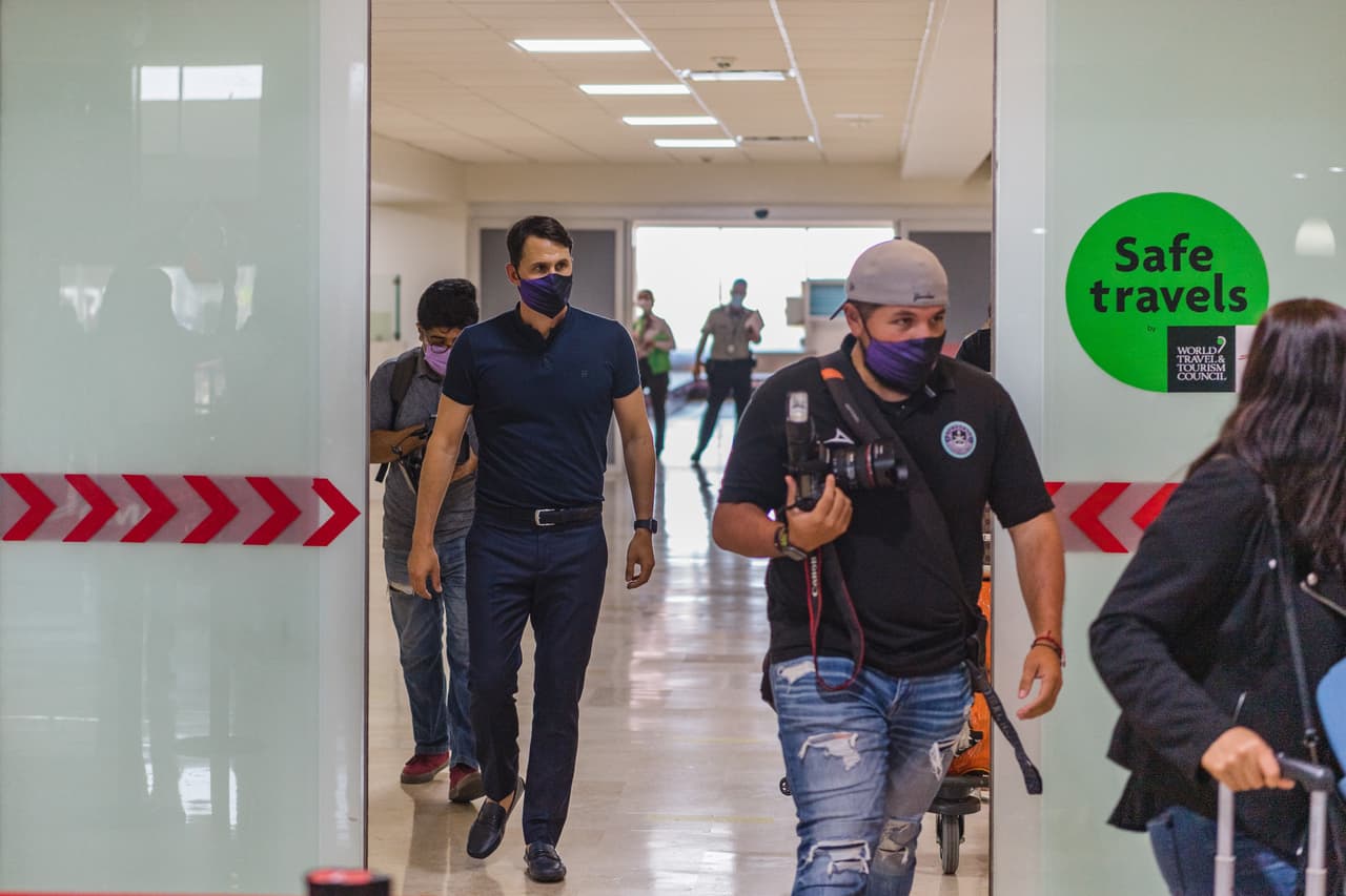 La afición de Mazatlán le da una cálida bienvenida a el nuevo entrenador de sus filas, Beñat San José.