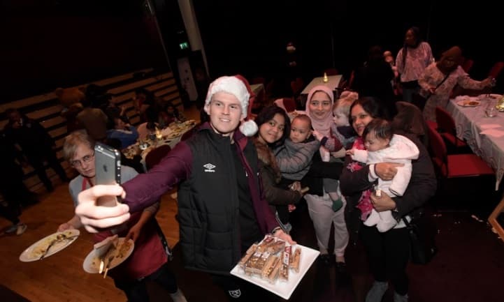 “Estamos tratando de que sea una tarde mejor para toda la gente de aquí. Sé que el Stratford Circus Arts Ceter está tratando de ayudar a la comunidad, así que hemos venido aquí para tratar de dar a estas familias una gran experiencia”, dijo ‘Chicharito’ a la página web del equipo.