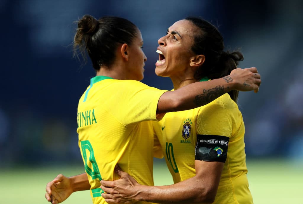 Aún así, Marta es de lejos la futbolista activa más respetada, al punto que algunos la comparan con Pelé y la apodan Marta Maravilla y la Brasileña de Oro.