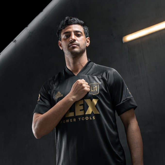 Negro y oro, literalmente.