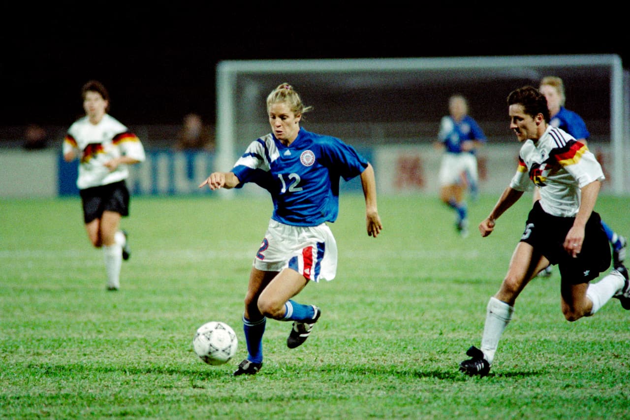 Las mujeres disputaron de forma oficial su primer Mundial de FIFA en 1991 en China, donde se vio en competencia el fútbol femenino en igualdad de condiciones que un certamen masculino.
