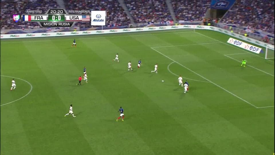 Djibril Sidibe saca de banda y pone el balón en juego