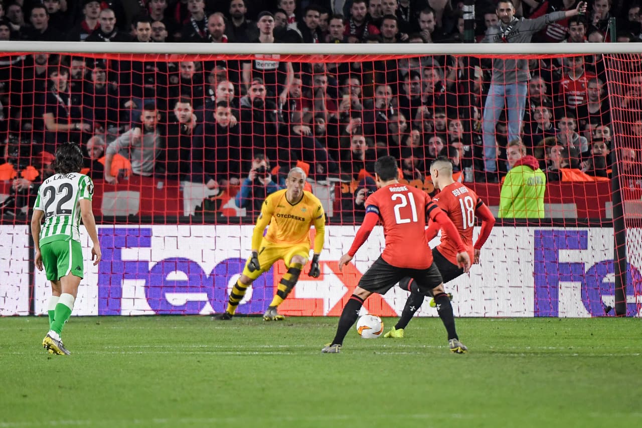Justo antes de finalizar la primera mitad, al minuto 46, Guardado cometió un penal a Ismaila Sarr, según el criterio del juez central.