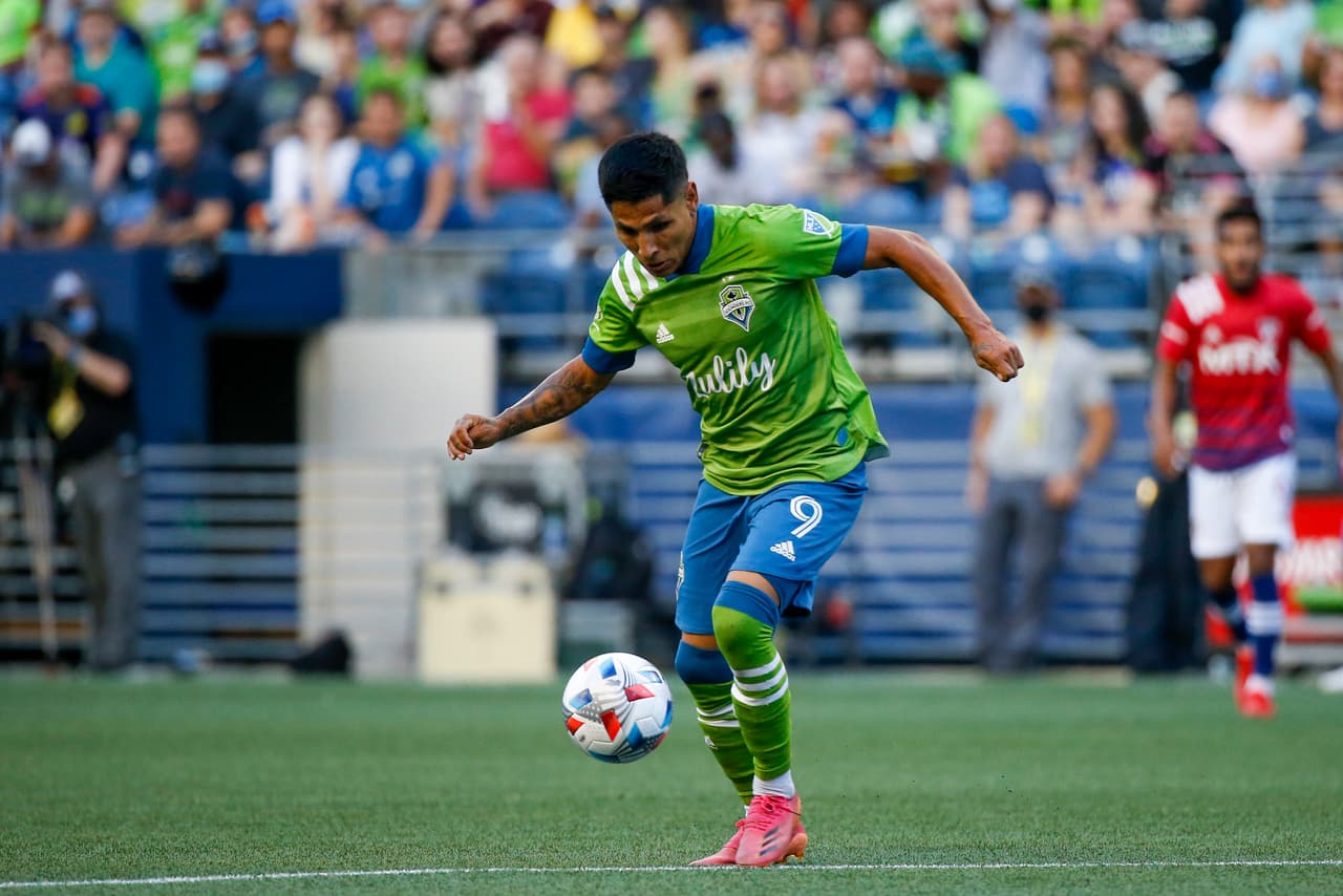 Con una goleada soberbia, Seattle Sounders se paseó contra Portland Timbers, al que venció por 6-2. Raúl Ruidíaz anotó dos tantos en ese partido.
<br>
