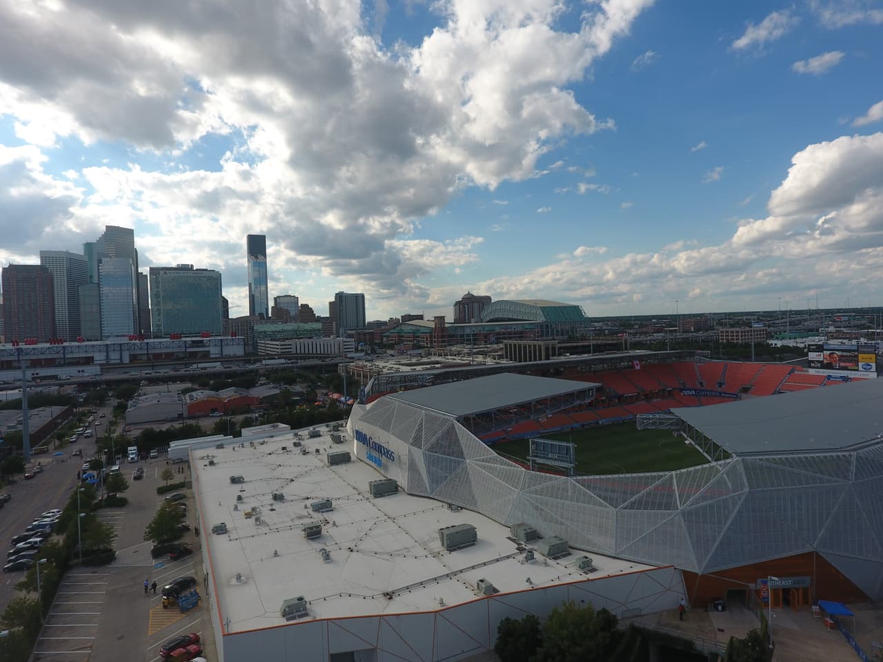 el anaranjado de las tribunas del estadio y los edificios delatan la escena. En primer plano, el estadio del Dynamo, detrás, como testigo, la ciudad de Houston.