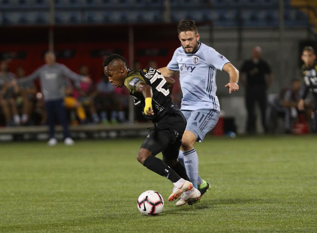 Luego de los primeros minutos de estudio entre ambos contrincantes, fueron los panameños los que mejor ritmo de partido tomaron y quienes se adaptaron de mejor forma.
