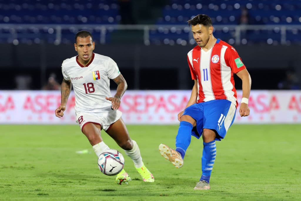 Héctor Martínez y Kaku son los encargados de regresar a Paraguay a la pelea por su lugar para el mundial y vencen 2-1 a Venezuela.