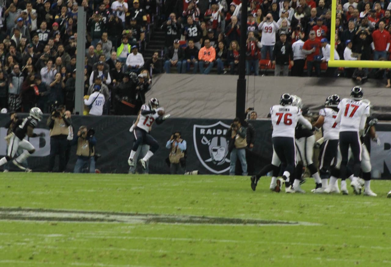 Te presentamos las mejores imágenes que nos dejó el juego entre Raiders y Texans en la cancha del estadio Azteca de la ciudad de México.