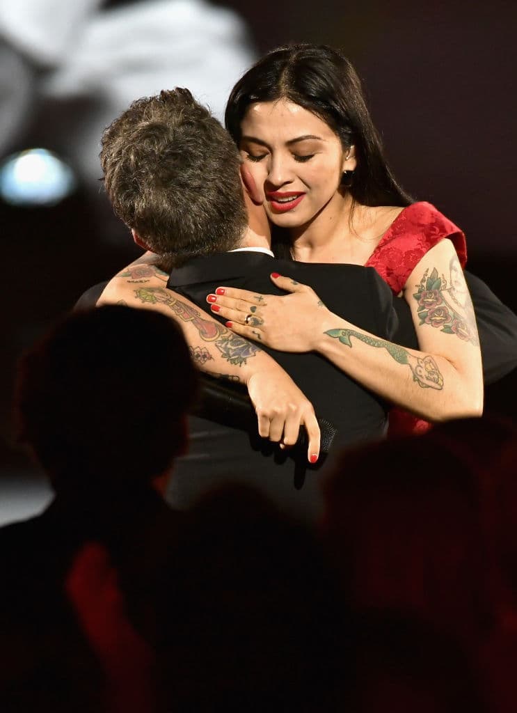 Ella, a pesar de estar decepcionada anteriormente del amor, parece haber encontrado la felicidad.