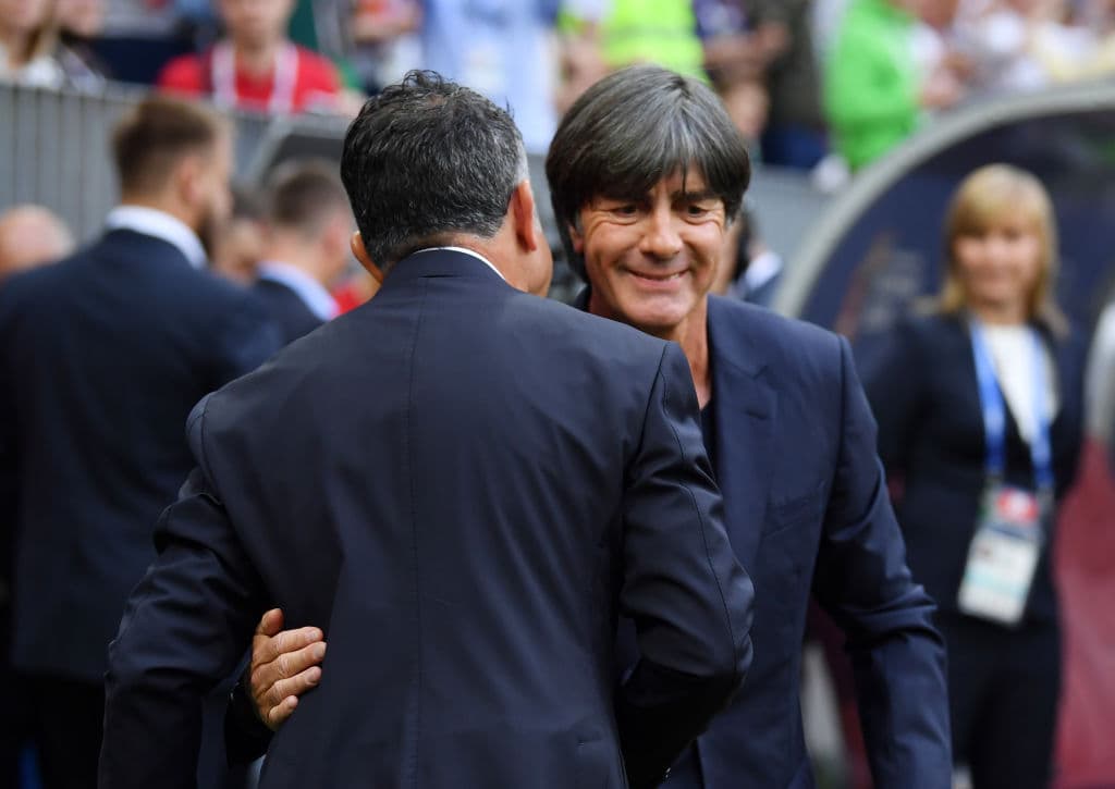 El saludo cordial mostró a su homólogo de Alemania más calmado, aferrado a su tradición ganadora. El técnico del 'Tri' se aferró a la esperanza de un país.