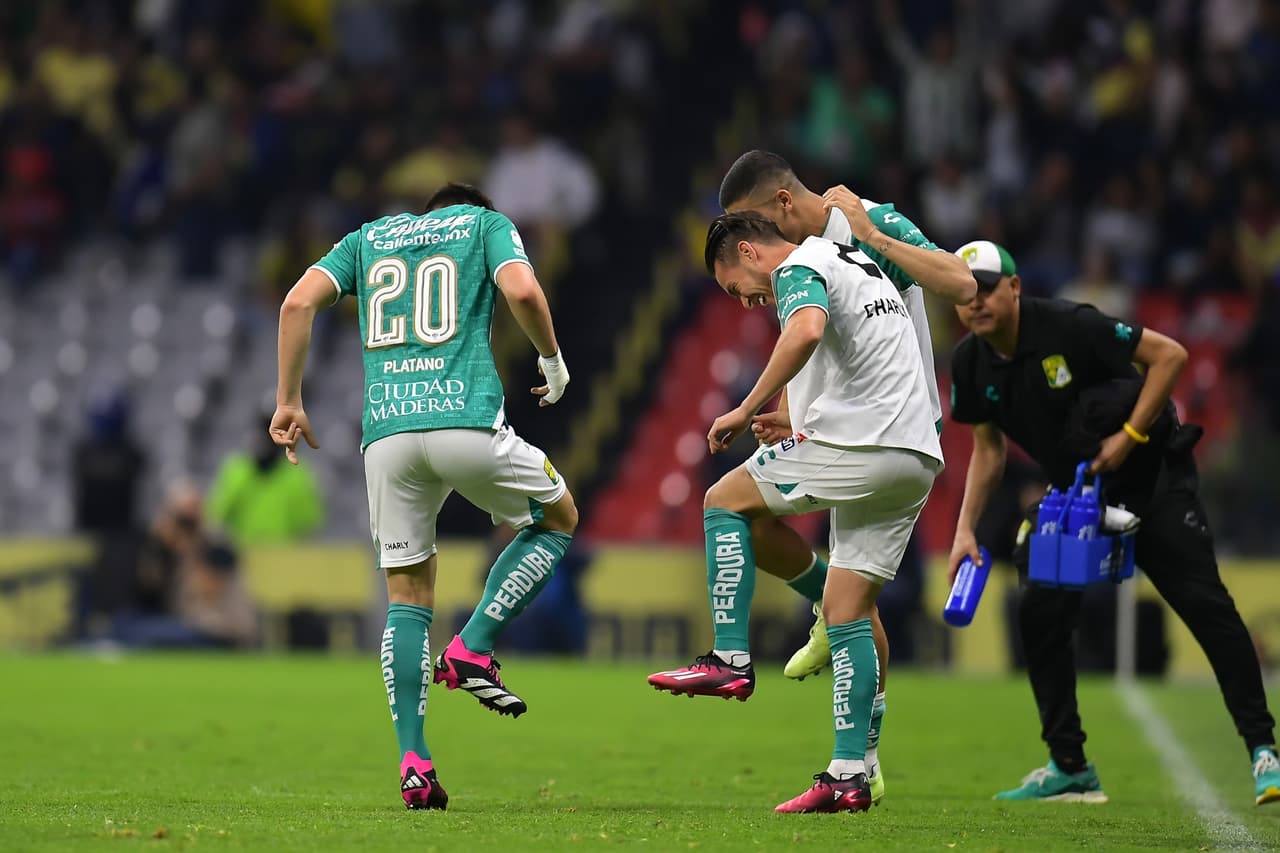 Al 45+2 el ‘Platano’ Alvarado adelantó al León con potente cabezazo.