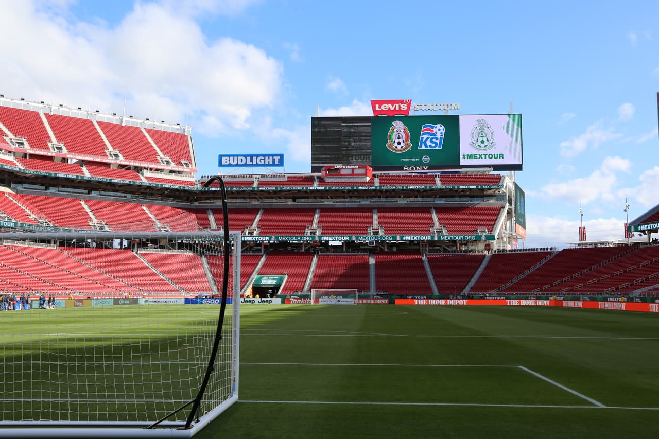 Seguimiento gráfico de los trabajos en cancha de los jugadores, las características del escenario y hasta la alegría de los asistentes en el Levi's Stadium en el partido de México contra Islandia.