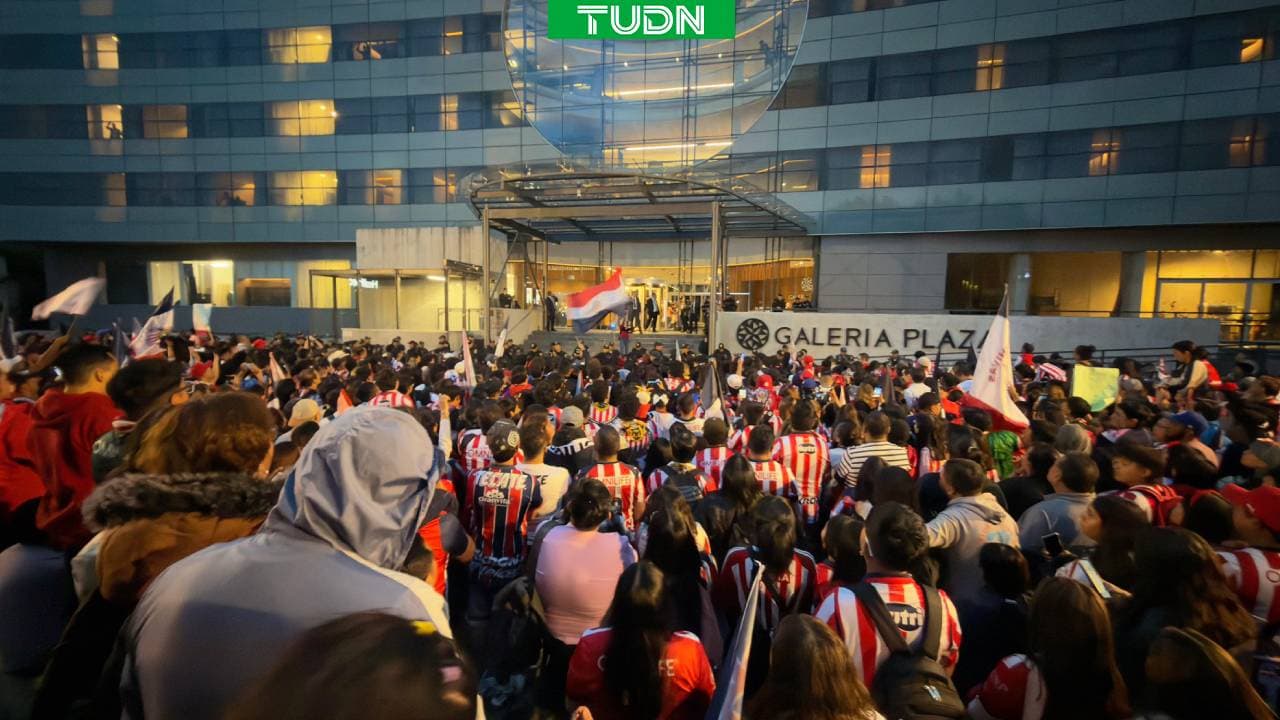 ¡Chivas se apodera de la CDMX! Afición le lleva serenata a sus jugadores