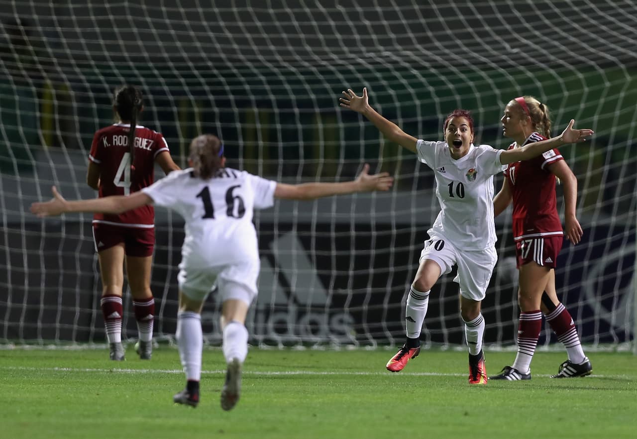 Las locales se adelantaron en el marcador (1-0) a los 6 minutos con un tanto de la delantera Sarah Abu-Sabbah, jugadora del Bayer Leverkusen alemán.