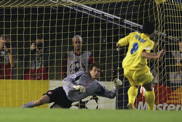En el 2005 disputó la Champions League con el Villarreal (primera del equipo en su historia) y tuvieron un gran papel venciendo a rivales de la talla del Manchester United, Inter de Milán y Benfica entre otros.