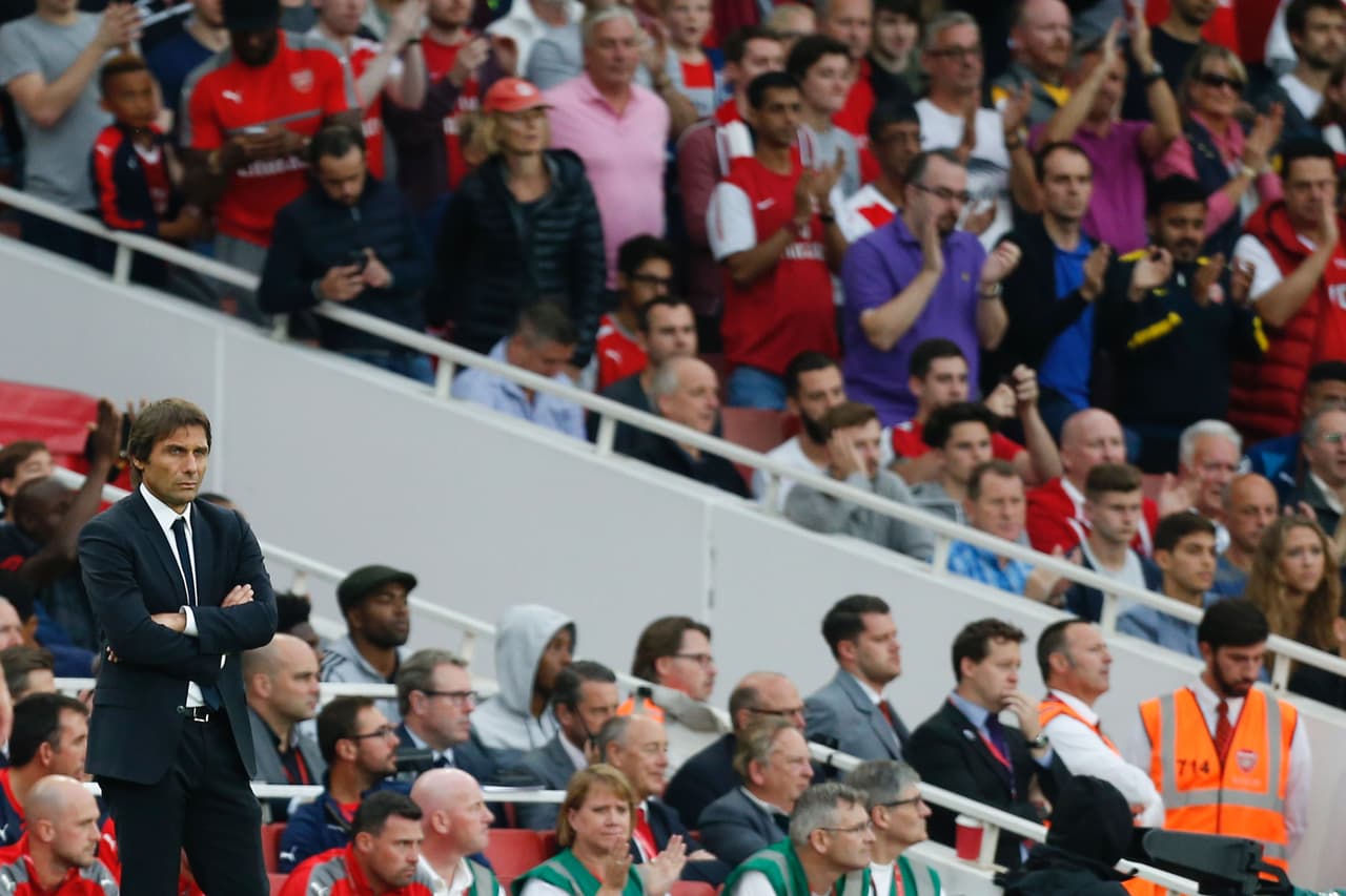 Pero el Chelsea de Conte cayó ante el Arsenal 3-0 y Conte tomó una decisión valiente: regresó al 3-4-3 que solía usar en Italia.