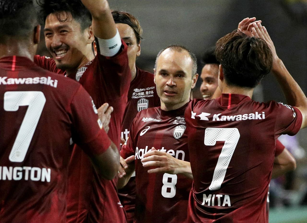 Andrés Iniesta (centro) felicitado por sus compañeros luego de la victoria por 1-0 sobre Kashiwa Reysol en la J1 League de Japón.