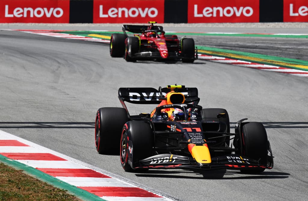 ¡Checo Pérez domina y cede el primer lugar a Max Verstappen!