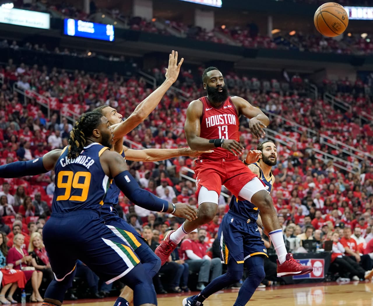 Harden (13) acabó con 32 puntos, 13 rebotes y 10 asistencias. En esta foto una de esas 10 que repartió en el encuentro.