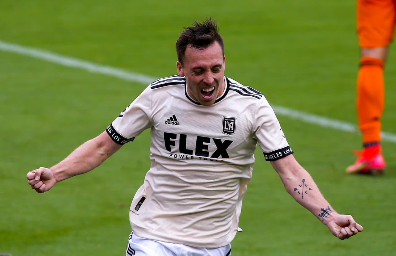 Corey Baird abrió la cuenta en el segundo tiempo para LAFC.