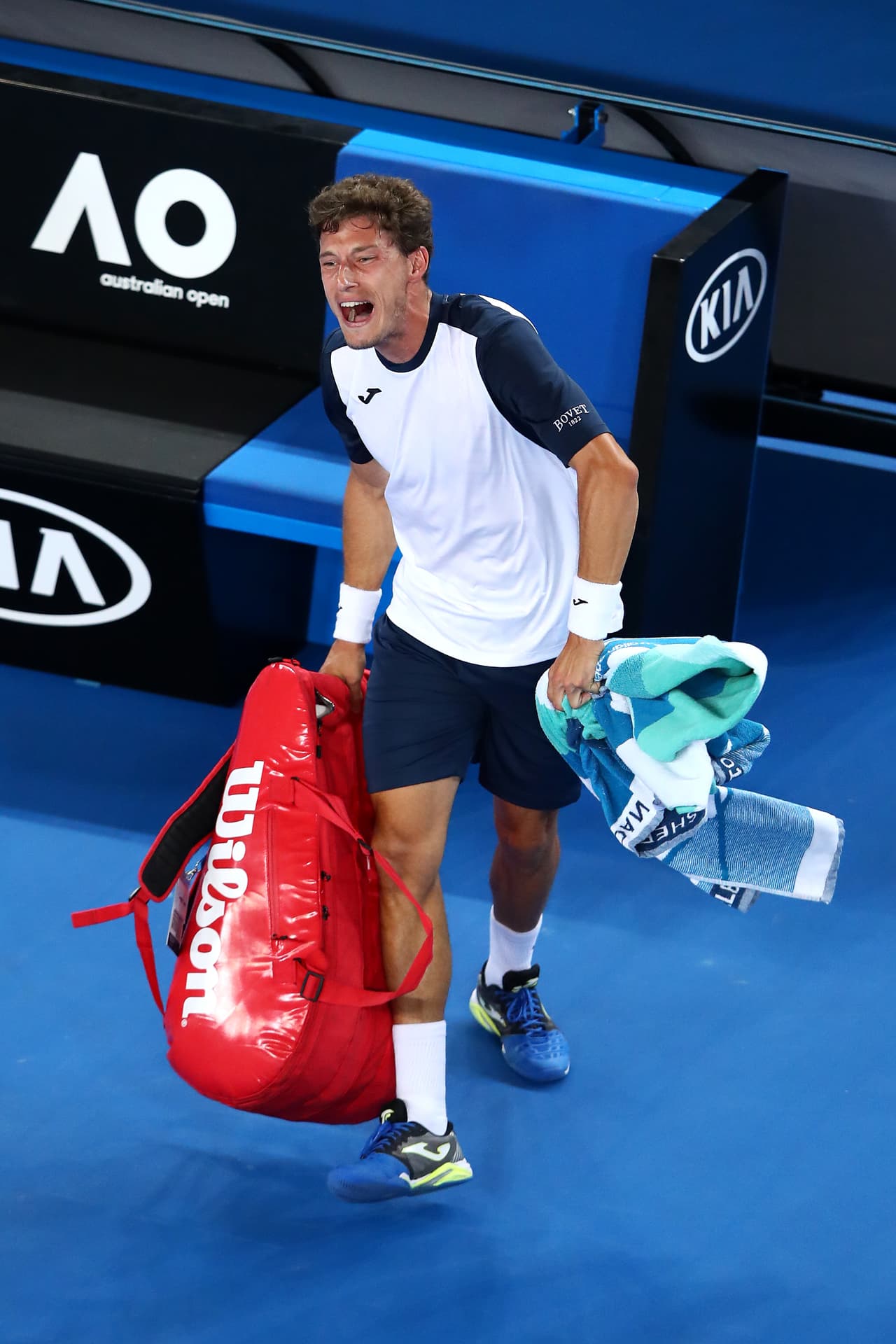 El jugador tomó represalias con su propia maleta, en un acto que mostró toda su ira y frustración.