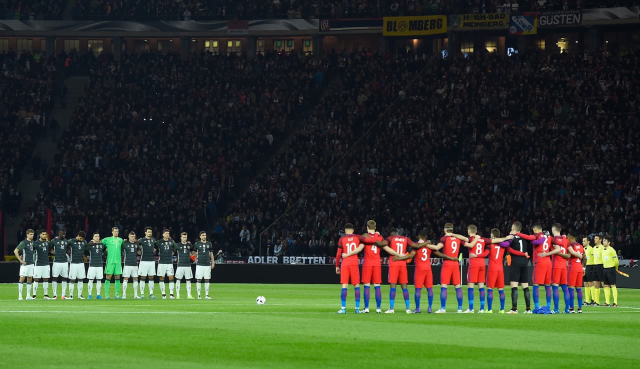 Inglaterra vino de atrás y remontó dos goles de Alemania para vencer 3-2 a la campeona del mundo en el Olímpico de Berlín impulsada por una generación de jóvenes prometedores comandados por Harry Kane y Jamie Vardy que anotaron en la victoria de los ‘Tres Leones’.