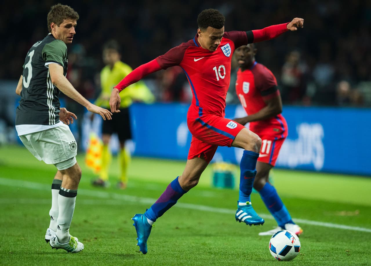 Inglaterra vino de atrás y remontó dos goles de Alemania para vencer 3-2 a la campeona del mundo en el Olímpico de Berlín impulsada por una generación de jóvenes prometedores comandados por Harry Kane y Jamie Vardy que anotaron en la victoria de los ‘Tres Leones’.