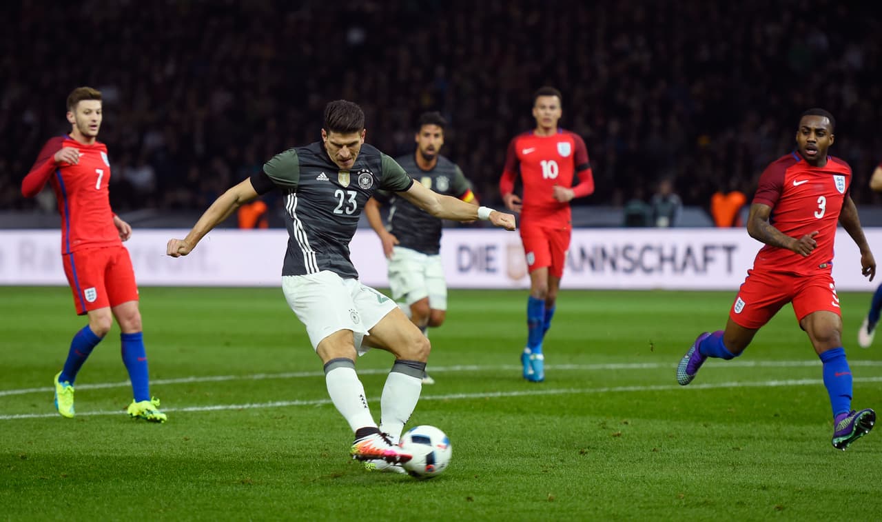 Inglaterra vino de atrás y remontó dos goles de Alemania para vencer 3-2 a la campeona del mundo en el Olímpico de Berlín impulsada por una generación de jóvenes prometedores comandados por Harry Kane y Jamie Vardy que anotaron en la victoria de los ‘Tres Leones’.