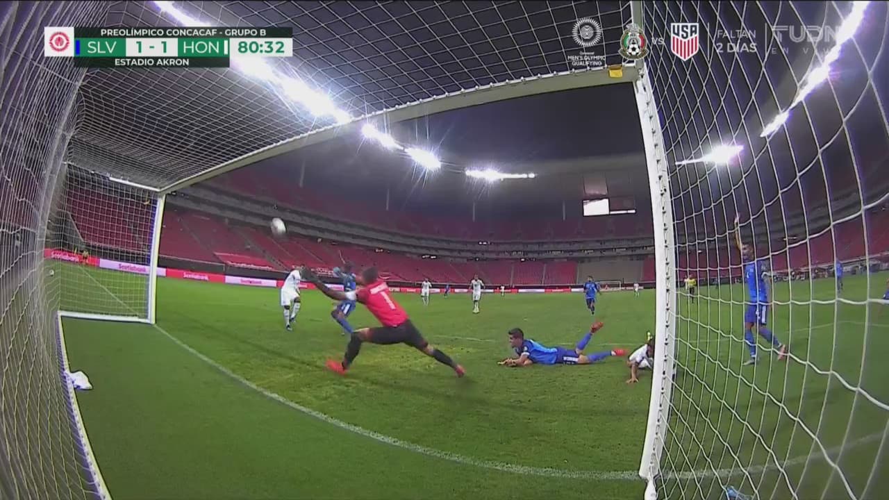 ¡Increíble! Mario González salva con la cara y Obregón revienta el poste