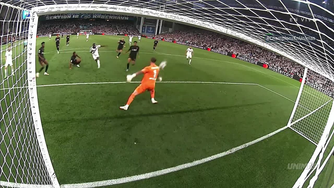 ¡Brutal atajada de Mark Flekken! El portero de Leverkusen evita el gol