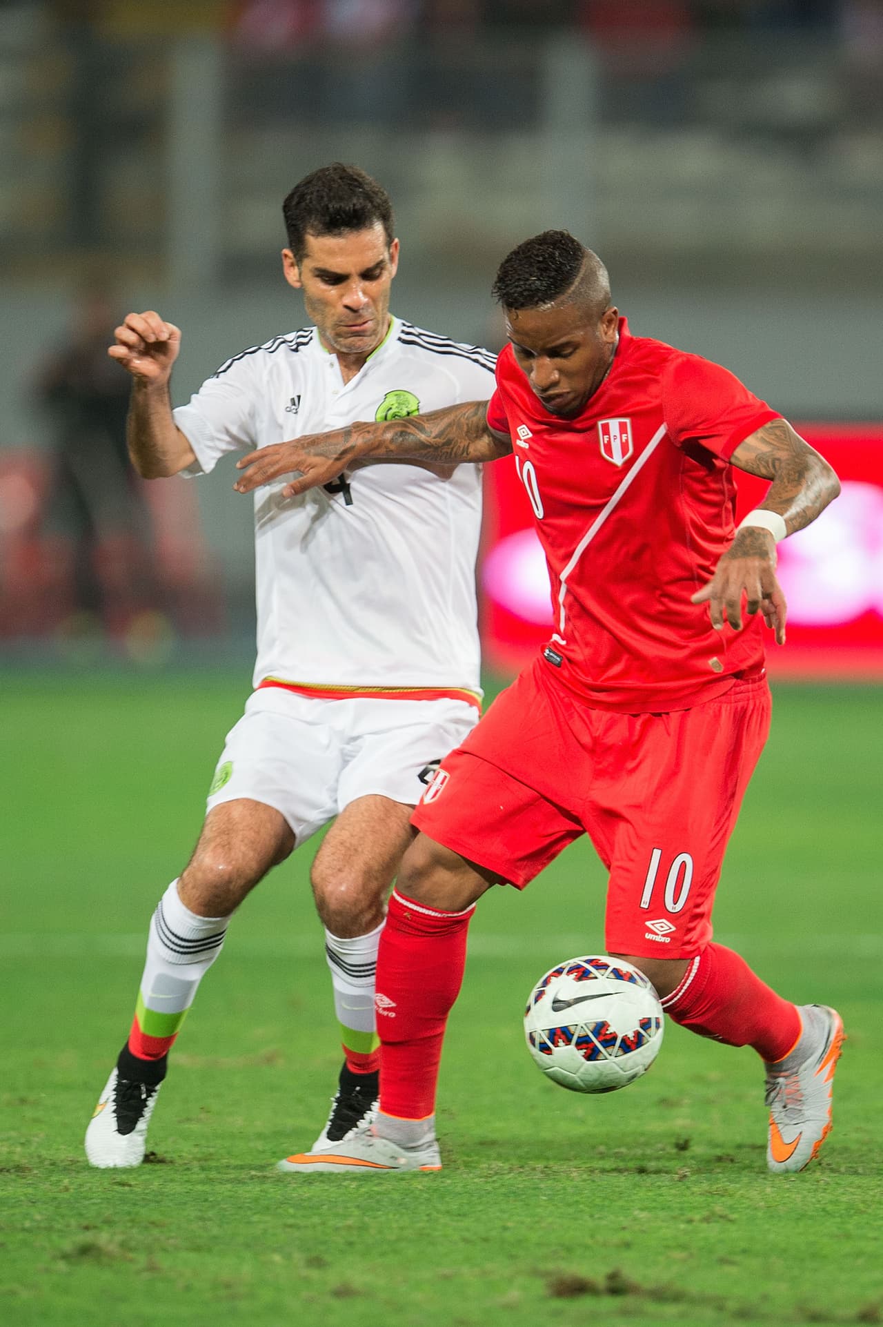 Jefferson Farfán, CALIFICACIÓN 8: El atacante, quien marcó en el partido, fue uno de los hombres más peligrosos del partido, su gran velocidad y técnica ponía en aprietos a los defensas mexicanos y fue el autor del gol de Perú.