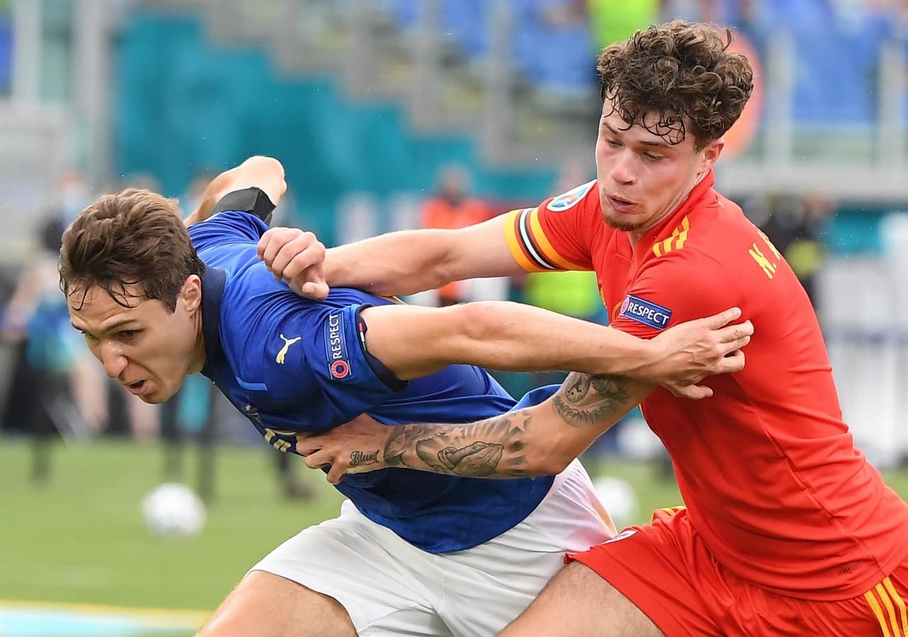 Italia derrota por la mínima a la selección de Gales en la última jornada del Grupo A en la Euro 2020. El único tanto del encuentro fue por parte de Matteo Pessina al minuto 39, lo que hace que la escuadra 'Azzurra' sea el primero de grupo y cumplan 1,000 minutos sin haber perdido un encuentro.