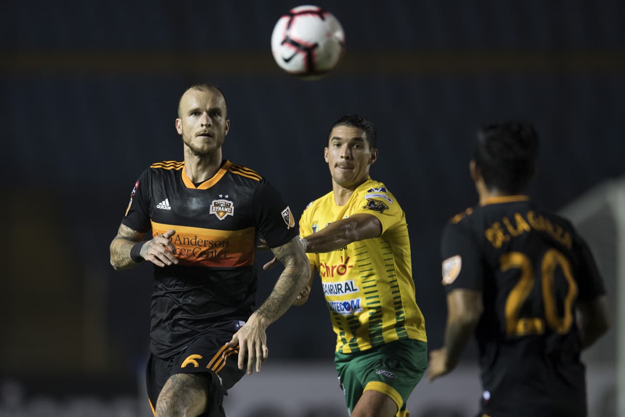 Para la segunda mitad la intensidad con la que se jugó gran parte del primer tiempo se mantuvo pero la imprecisión de tres cuartos de terreno para adelante, de parte de ambos, aumentó.