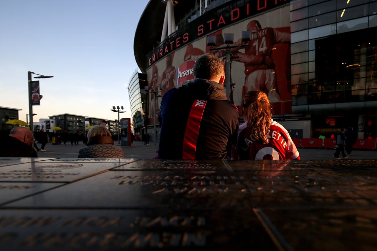 Con la idea de lograr remontar en su casa, miles de aficionados del Arsenal llegaron este jueves hasta el Emirates Stadium para vivir de primera mano la vuelta de los dieciseisavos de final entre su equipo y el BATE Borisov, quien gana la serie por 1-0.